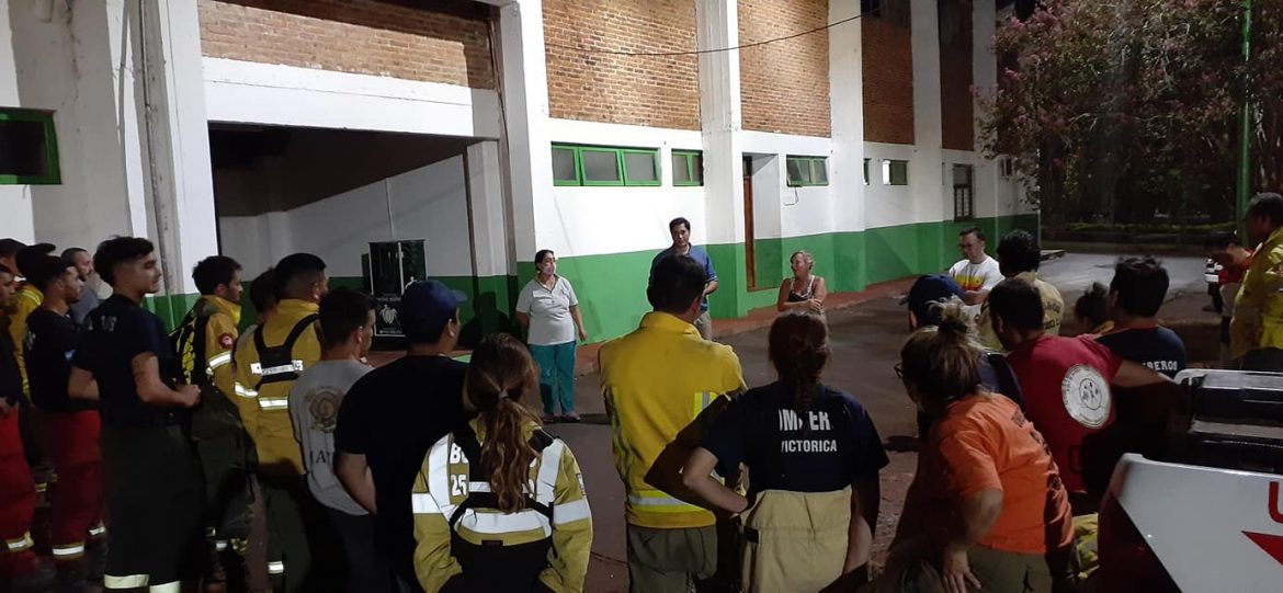 Misiones: vecinos ayudan con agua y alimentos a los bomberos pampeanos que combaten los incendios