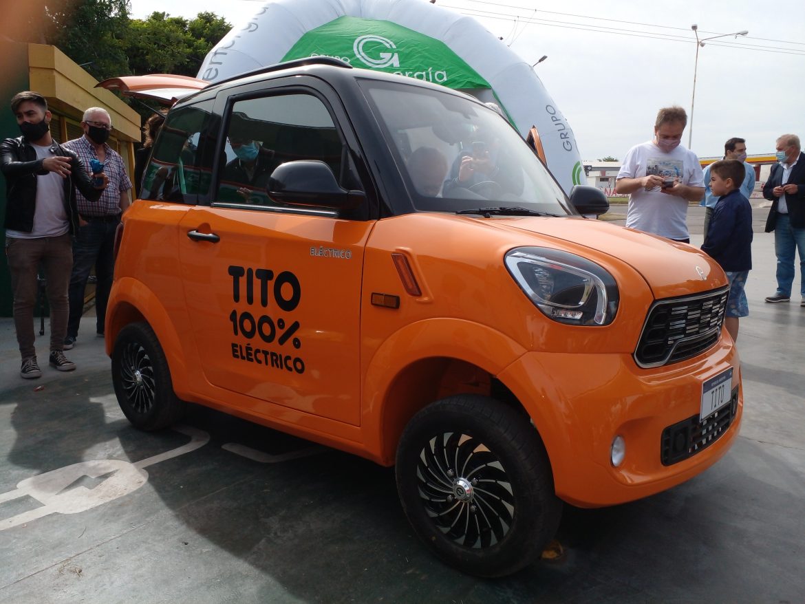 Inauguraron en Santa Rosa el primer surtidor eléctrico y presentaron al auto Tito