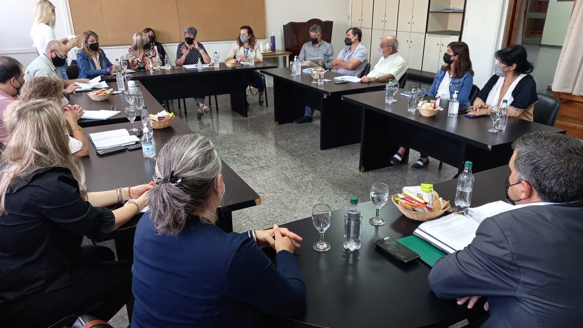 El Gobierno mejoró la oferta y los gremios aceptaron: 12% a marzo, mínimo garantizado y cláusulas gatillo