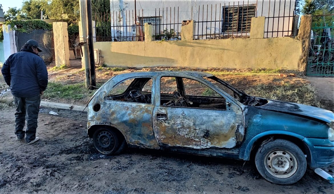 Prendieron fuego un auto en Zona Oeste Quintas