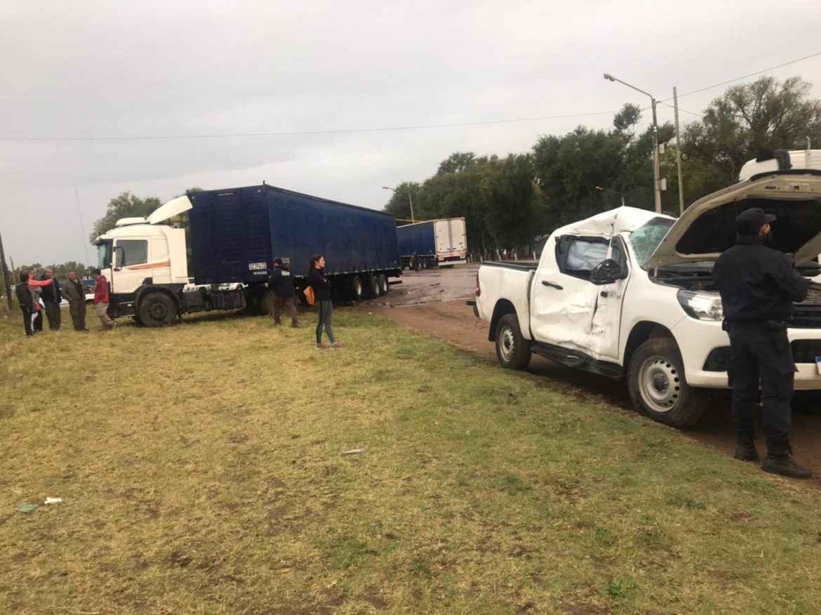 Chocaron un camión y una camioneta en General Acha