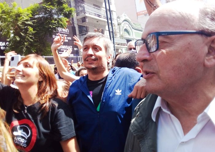 Luchy Alonso junto a Máximo en la marcha de la Cámpora a Plaza de Mayo