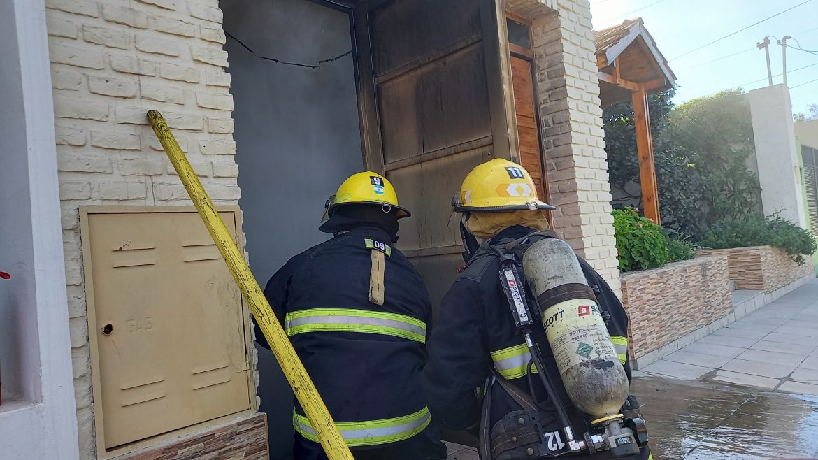 Un nene, jugando, provocó un incendio en el garaje de una casa en Santa Rosa