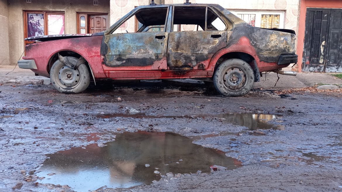 Quemaron otro auto en Santa Rosa
