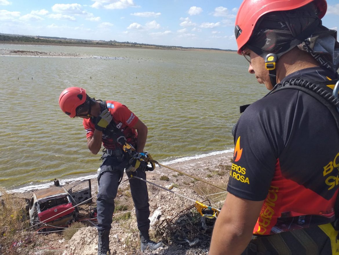 En un simulacro, Bomberos rescató un auto en la laguna del Bajo Giuliani
