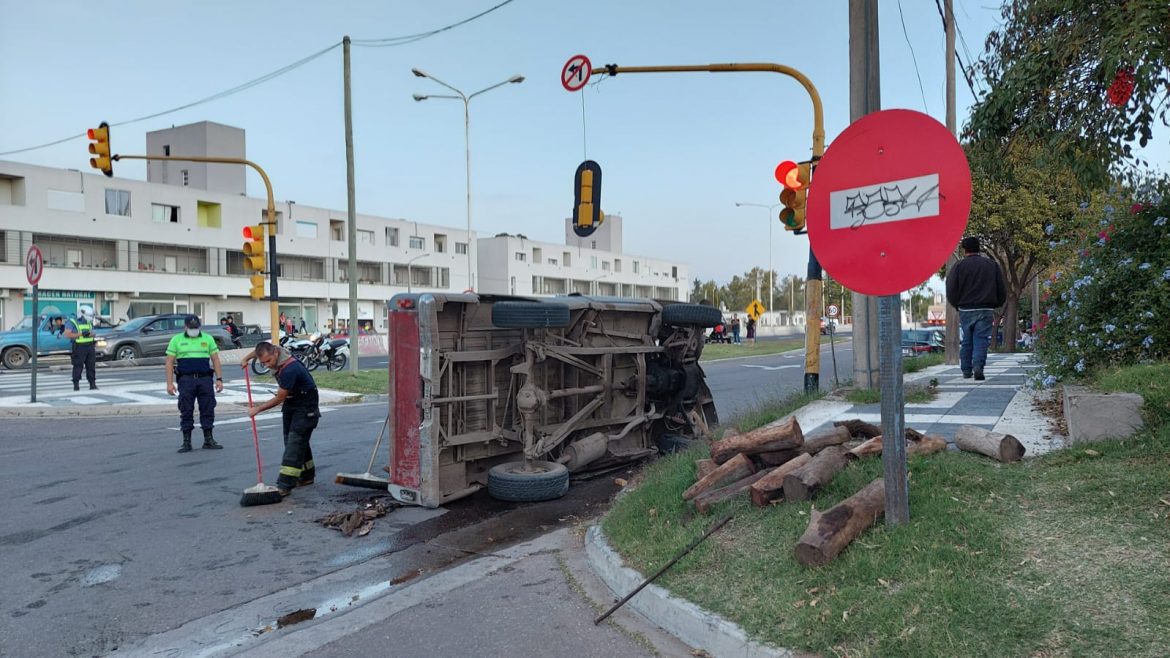 Una camioneta chocó y volcó en la circunvalación de Santa Rosa