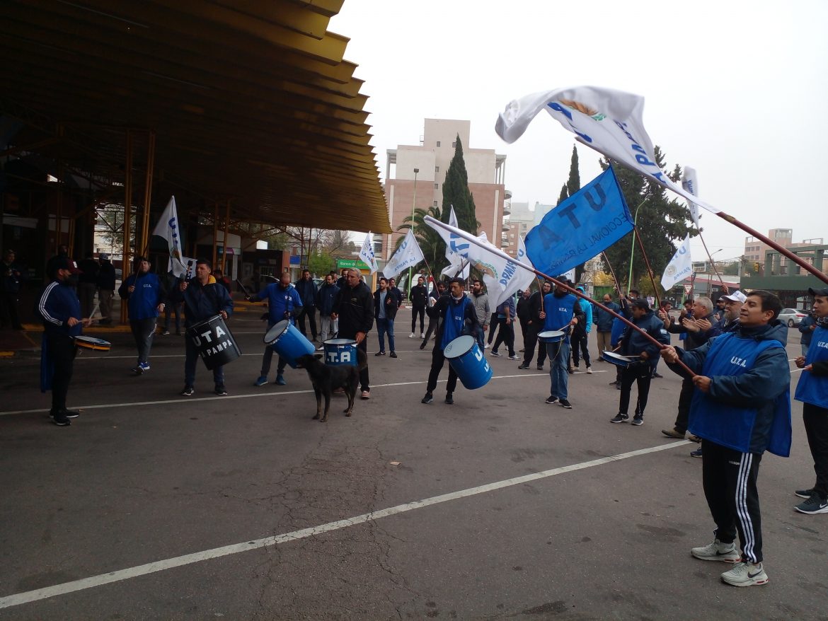 UTA se manifestó y luego levantó el paro de los micros
