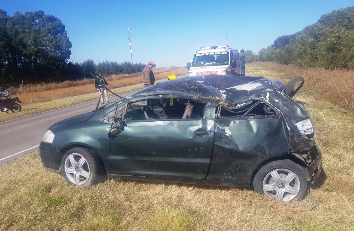 Despiste y vuelco en la ruta 1: hay cuatro heridos