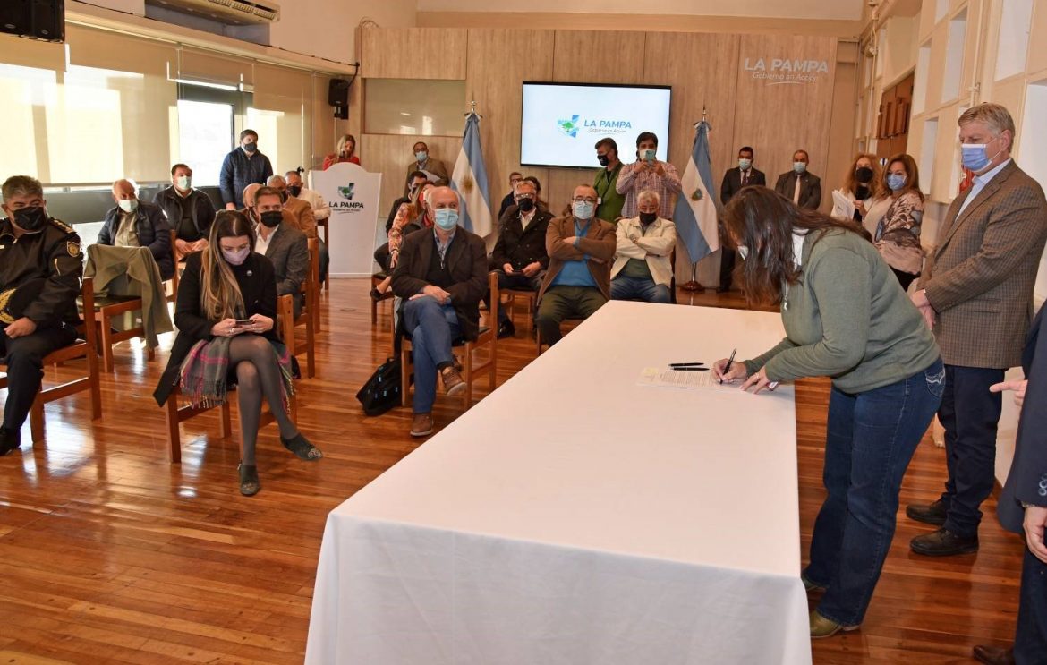 Ziliotto firmó convenios con intendentes de 14 localidades para construir viviendas