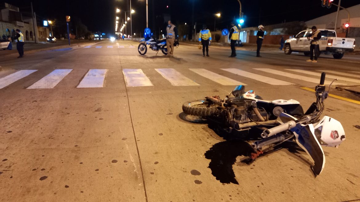 Se quedó sin frenos y chocó a una moto: un herido