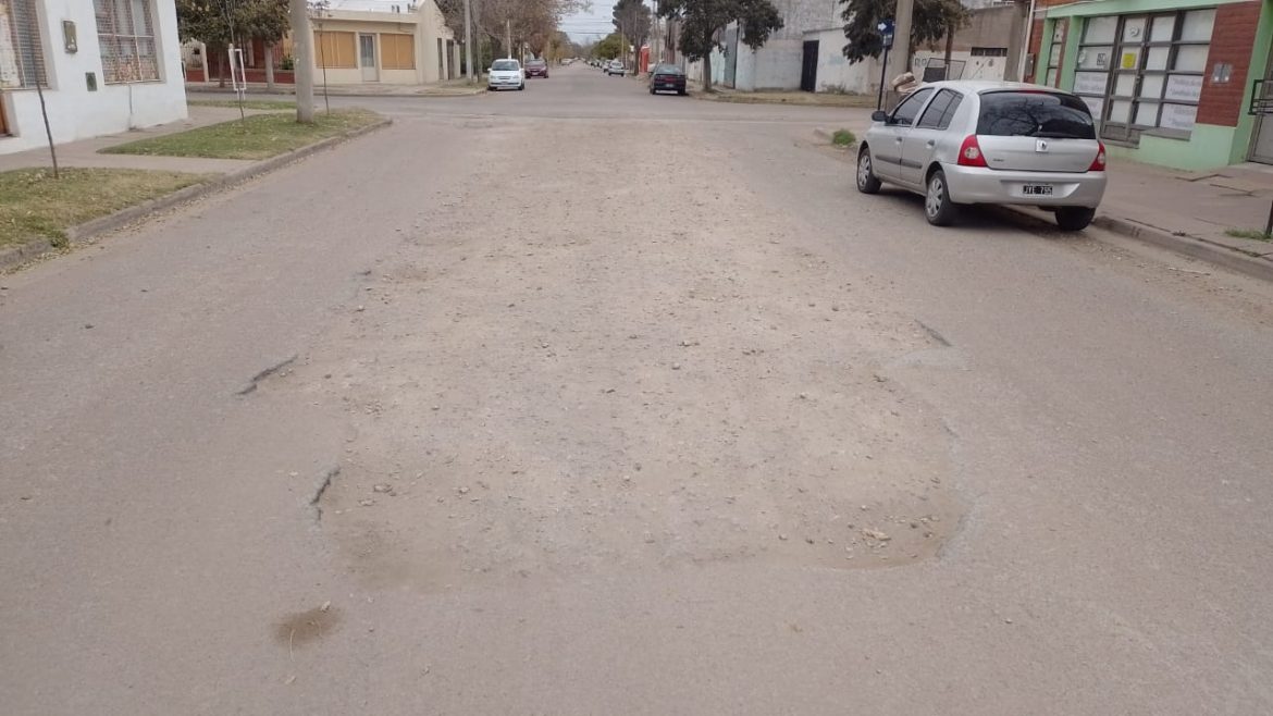Baches y roturas en el asfalto hacen intransitable la calle Bernasconi