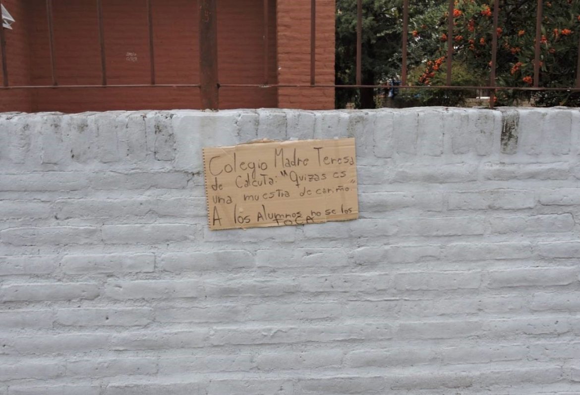Pegaron carteles en un colegio de Santa Rosa para denunciar por acoso a un docente