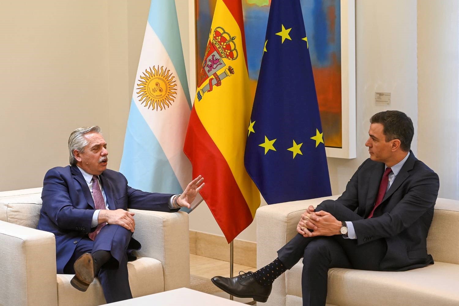 Fernández le dijo a Sánchez que la Argentina puede proveer alimentos y energía a España