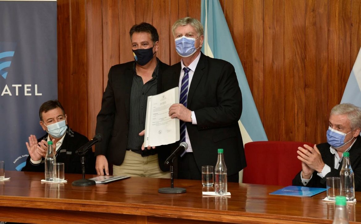 Ziliotto inauguró la fibra óptica en Uriburu y, en medio de la interna, destacó a Verna