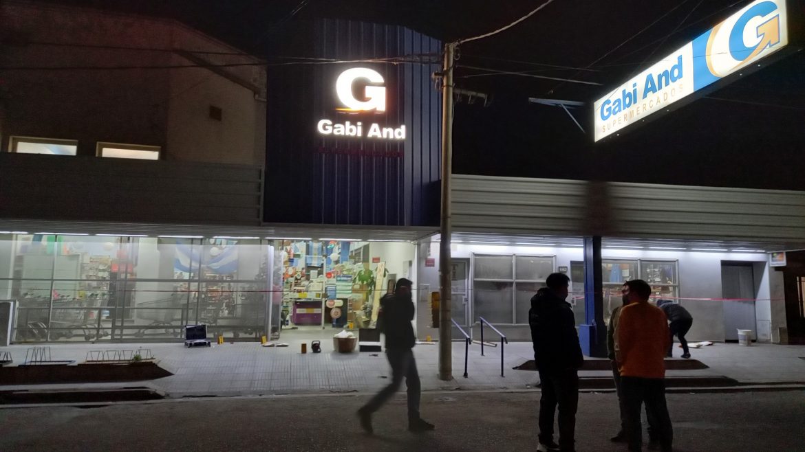 Apuñaló al hijo frente a un supermercado santarroseño