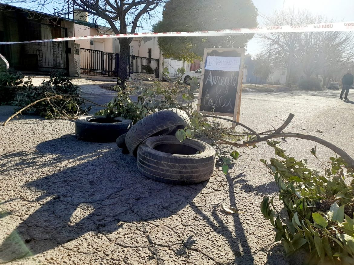 Vecinos cortaron esquina en Santa Rosa para reclamar por pérdidas de agua, pozos y falta de mantenimiento