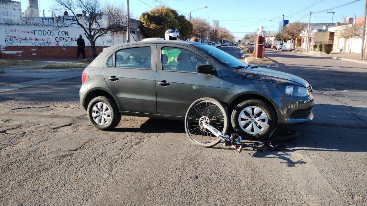 Un auto atropello a una ciclista en Santa Rosa