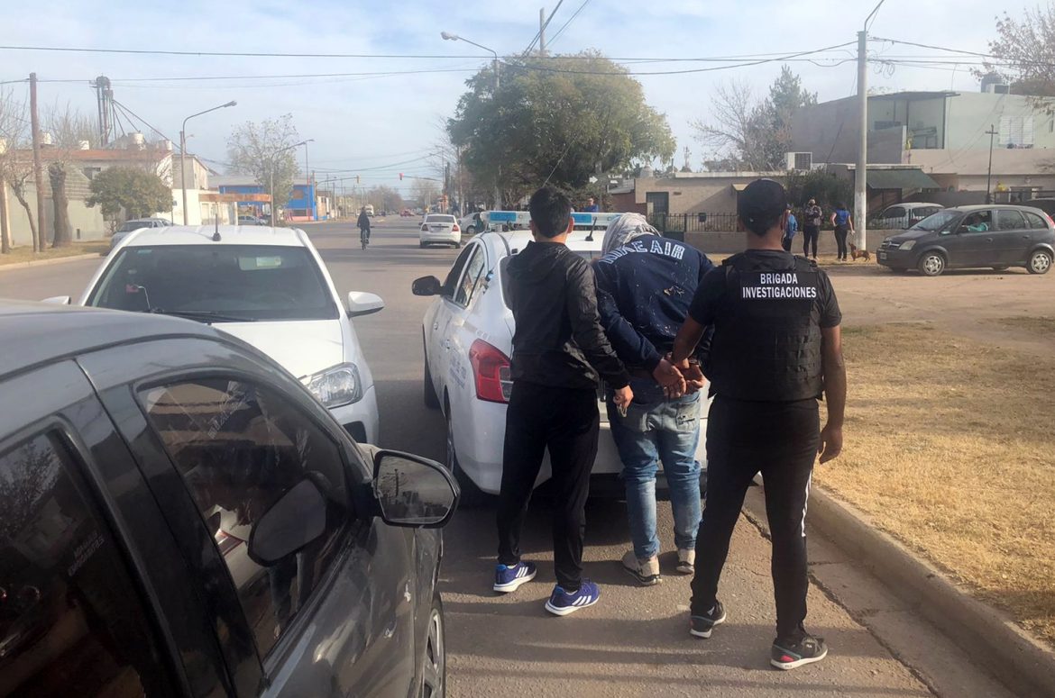 Asalto en un campo de Mayer: detienen a cuatro personas y secuestran vehículos, dinero y armas