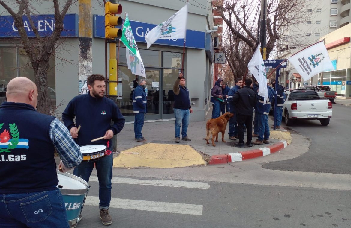 Protesta de trabajadores de Camuzzi frente a Galeno Salud