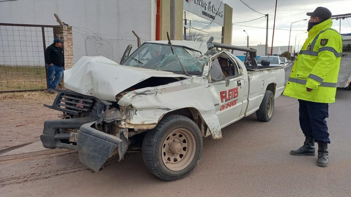 Un hombre lesionado en un choque de una camioneta y un camión