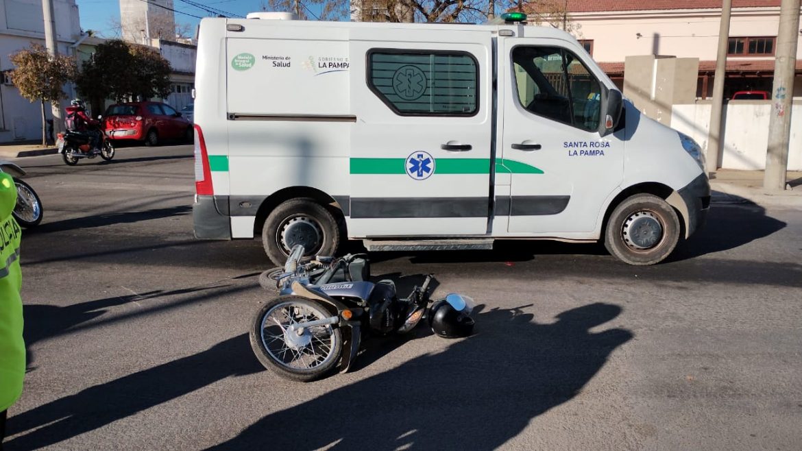 Choque entre una moto y un auto en el centro de Santa Rosa