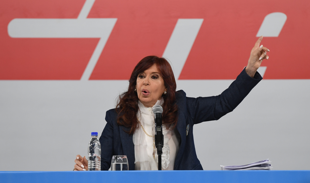 Cristina Kirchner denunció un “festival de importaciones” y pidió usar la “lapicera”