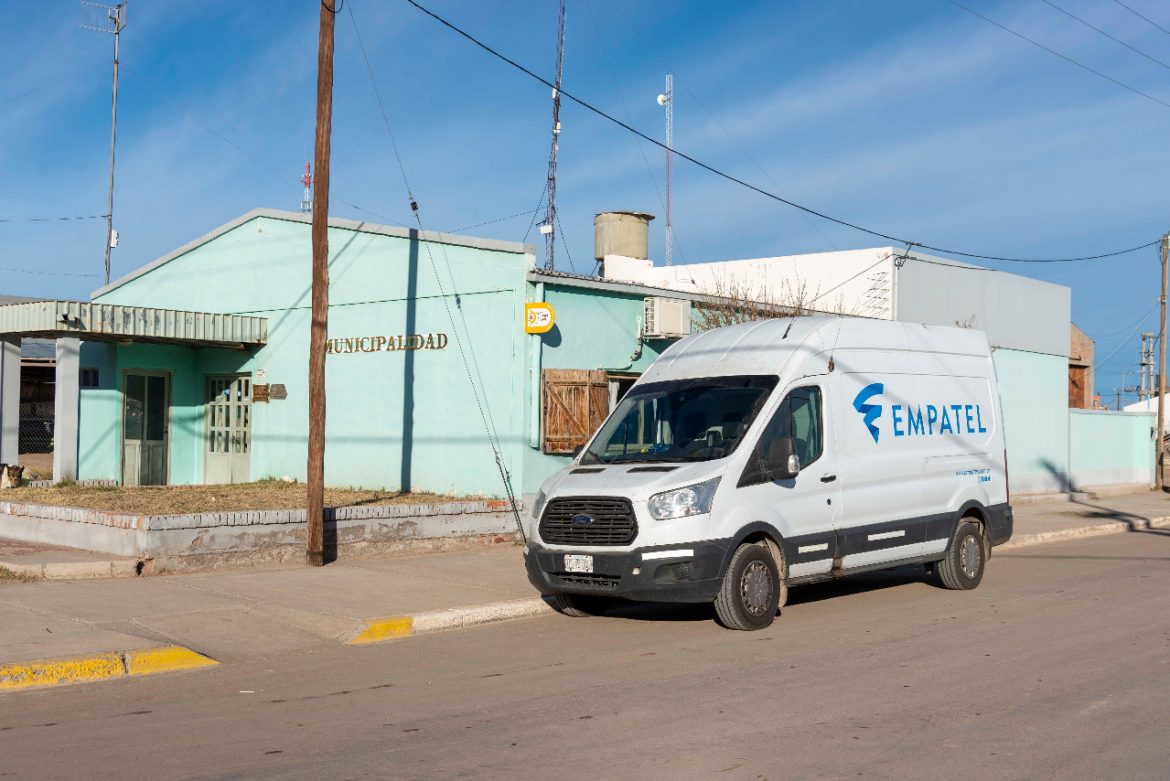 Comenzó el tendido de fibra óptica en Algarrobo del Águila