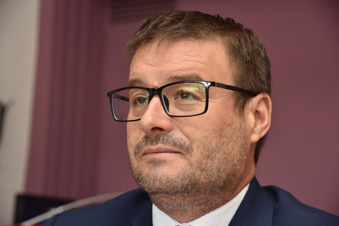 Casos de violencia en las escuelas: el PRO quiere que al ministro Maccione en la Legislatura