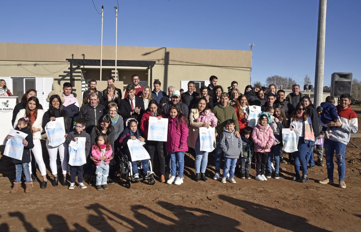 Lonquimay: el Gobierno entregó 10 viviendas sociales y comprometió construir 20 más