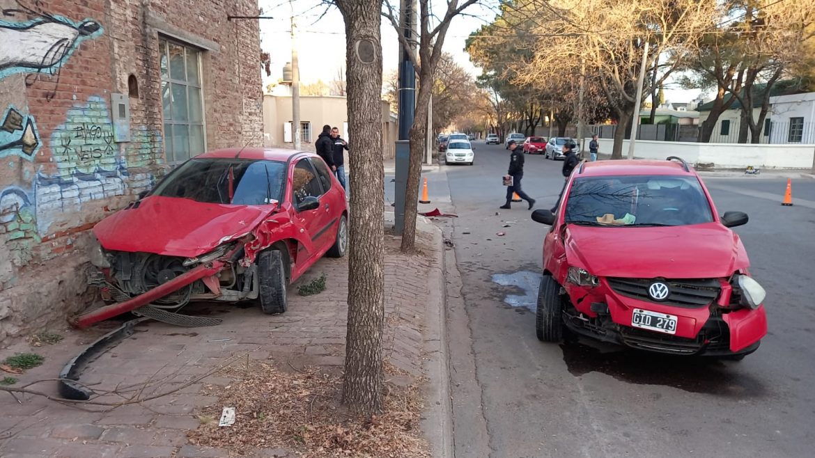 Choque en el centro de Santa Rosa: una mujer con golpes y un auto que terminó arriba de la vereda