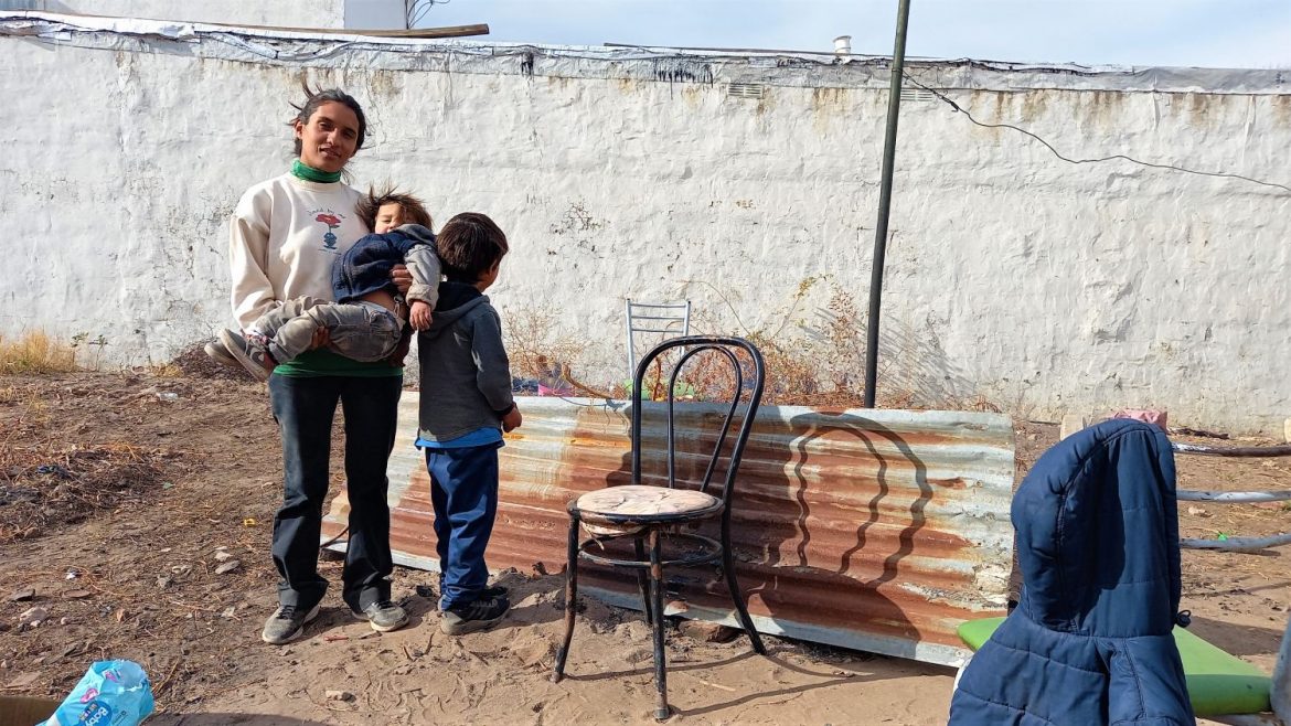 Una mujer y sus dos hijos ruegan por ayuda en Santa Rosa: no tienen dónde vivir