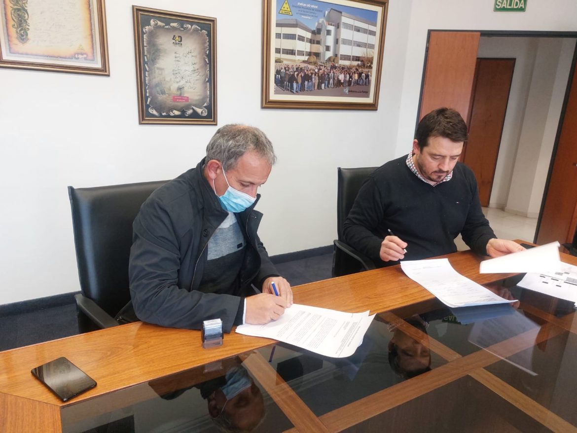 Firmaron contratos para obras de iluminación en cruces de rutas pampeanas