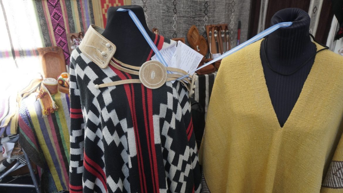 Una artesana de Victorica obtuvo el primer premio por un poncho en La Rural de Buenos Aires