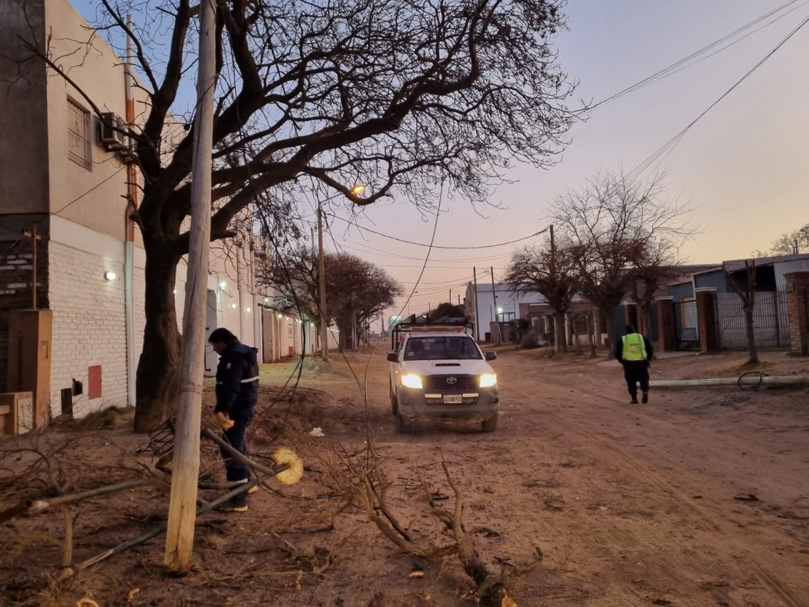 Un camión volteó tres postes y dejó sin luz a un sector de Santa Rosa