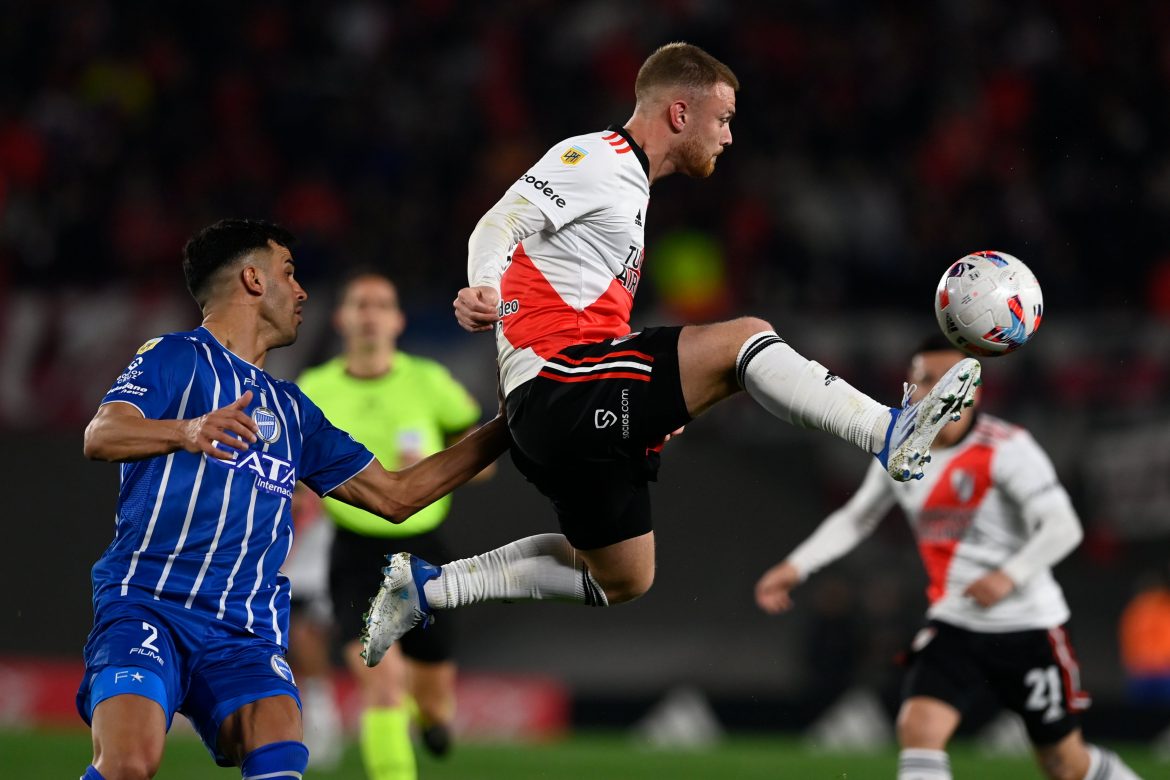Godoy Cruz sorprendió a River y se impuso 2-0 en el Monumental