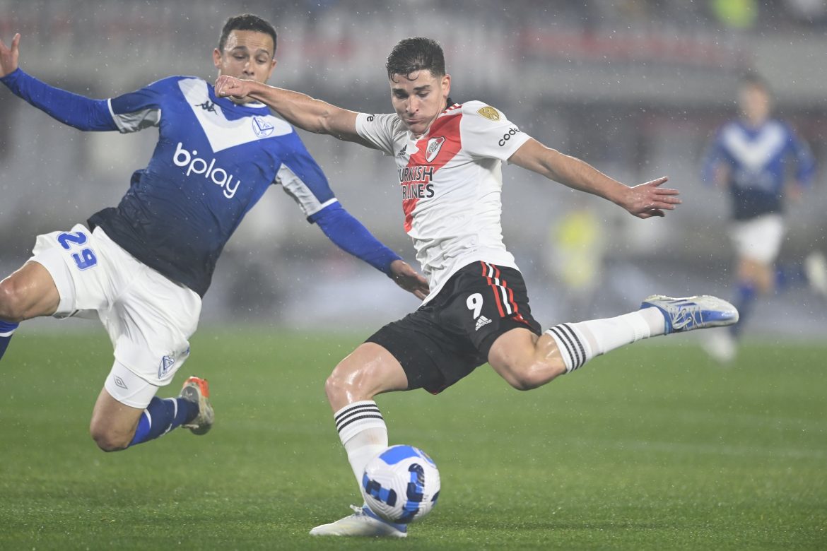 Con la polémica del VAR, Vélez eliminó a River