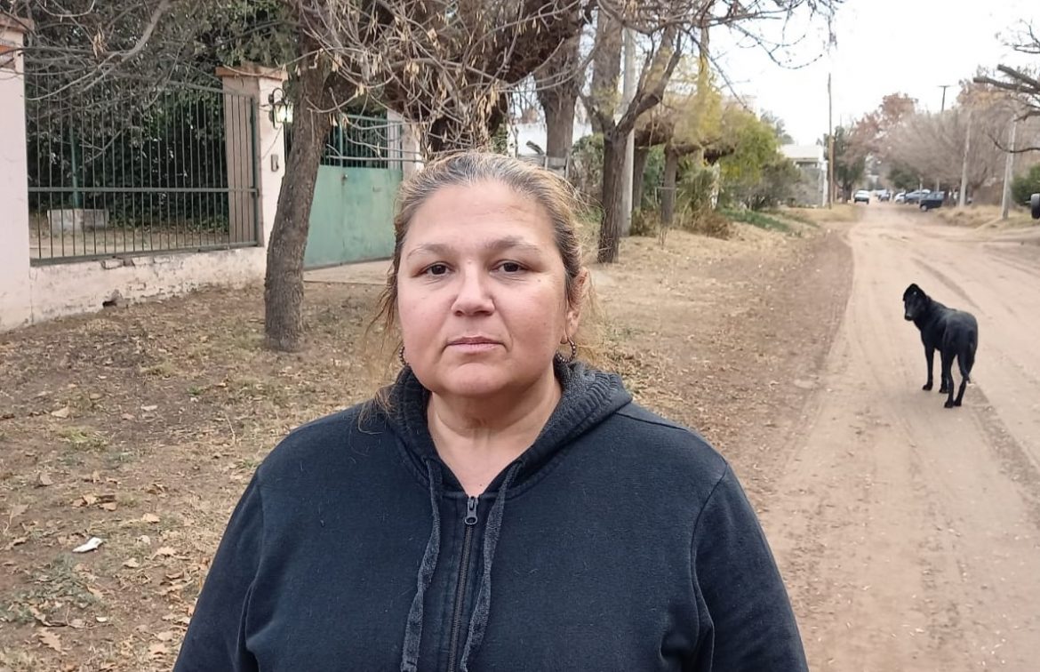 Una mujer, manifestando en Villa Amalia para que le devuelvan muebles y electrodomésticos