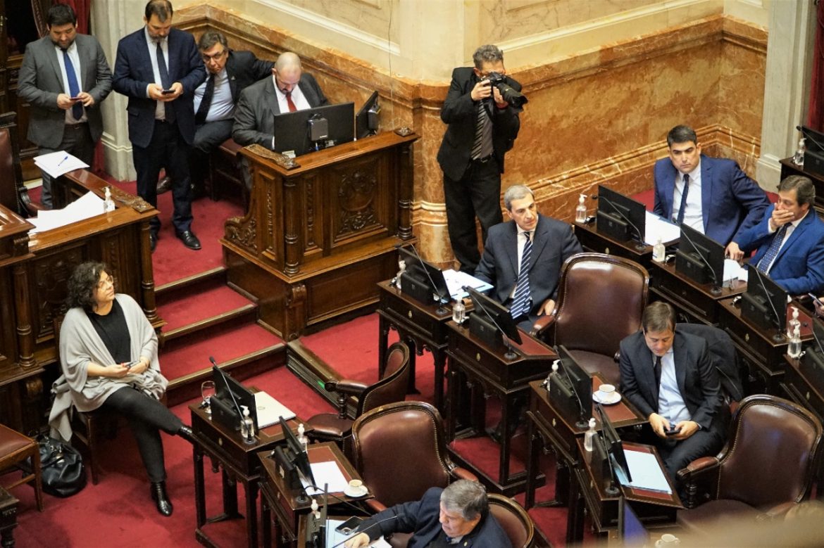 Convierten en ley un proyecto que exige receta archivada para adquirir antibióticos
