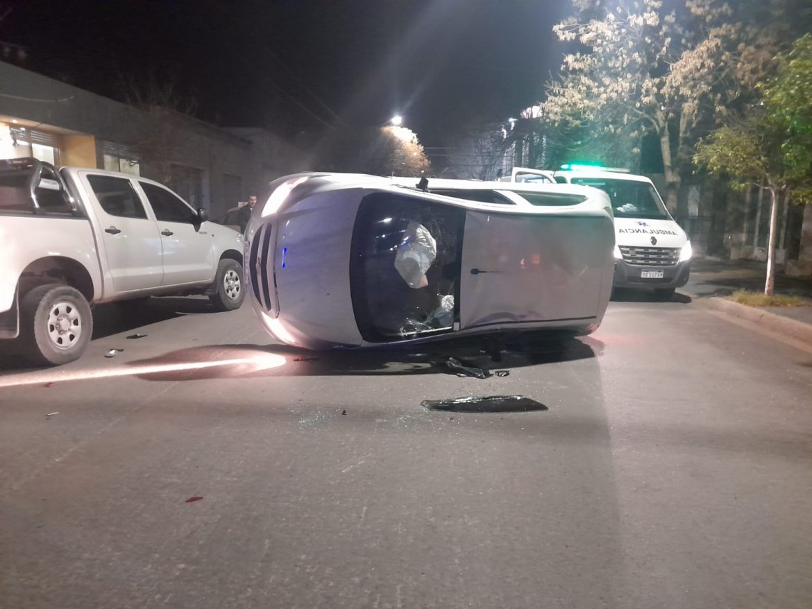 En pleno centro de Santa Rosa chocó una camioneta estacionada y volcó