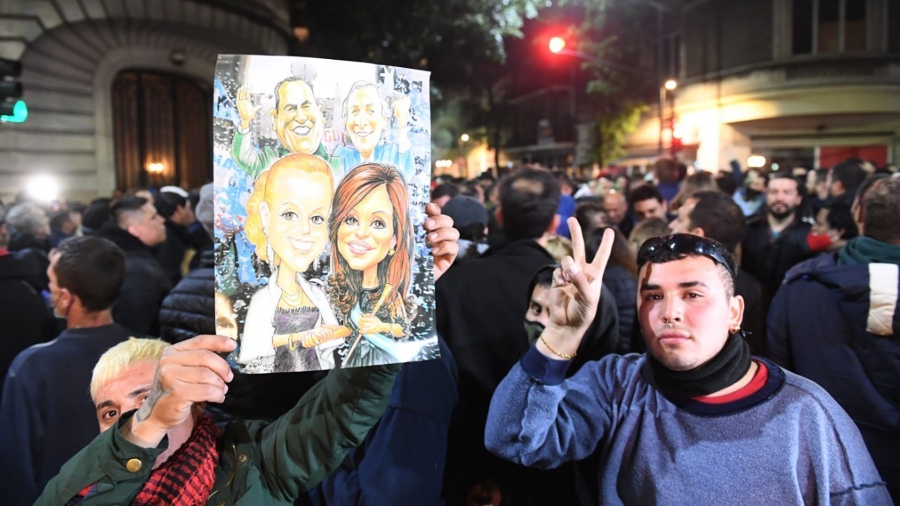 Militantes K y opositores, en incidentes frente a la casa de Cristina Fernández