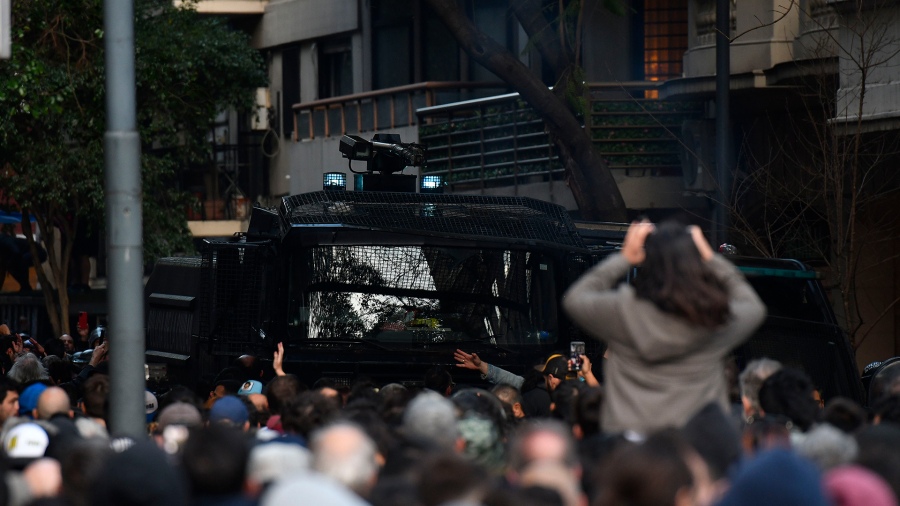 Incidentes y represión frente al departamento de Cristina Kirchner