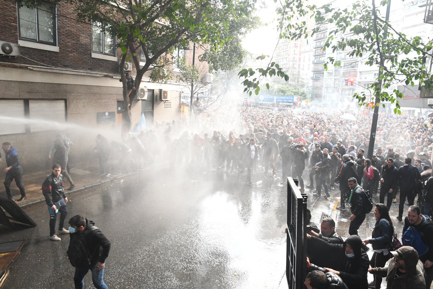 Alberto Fernández repudió “la violencia institucional” de CABA frente al domicilio de CFK