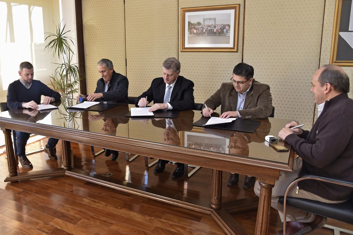 Firmaron el contrato para iniciar la nueva línea de media tensión entre Padre Buodo y Perú