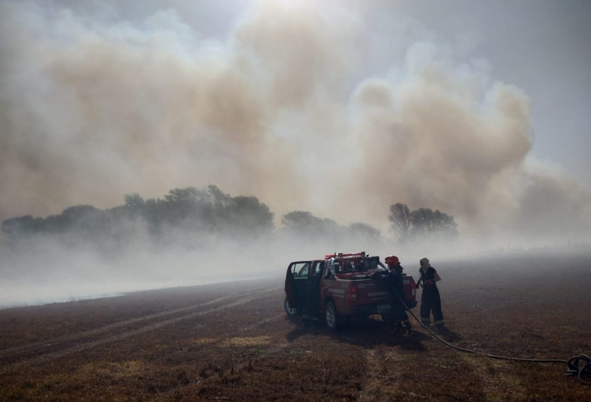 Bomberos de Quemú, Cané y Barón combatieron un incendio en la zona rural