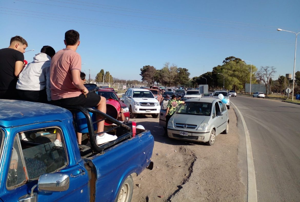 En rechazo a la prohibición de cazar con jauría, marcharon en caravana por Santa Rosa