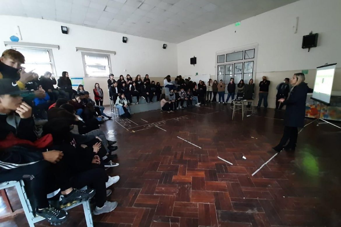 “Educación + Justicia”: dos charlas en un colegio advirtiendo sobre el uso de las redes sociales