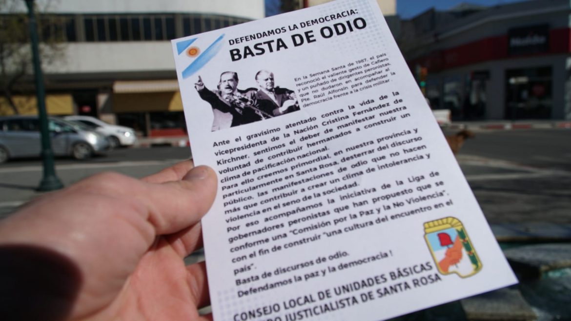 “Basta de odio”: el PJ santarroseño, con volantes en la plaza San Martín