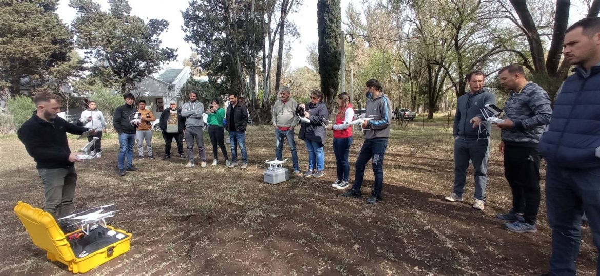 Se desarrolló el primer taller de drones aplicados a la actividad agropecuaria en La Pampa