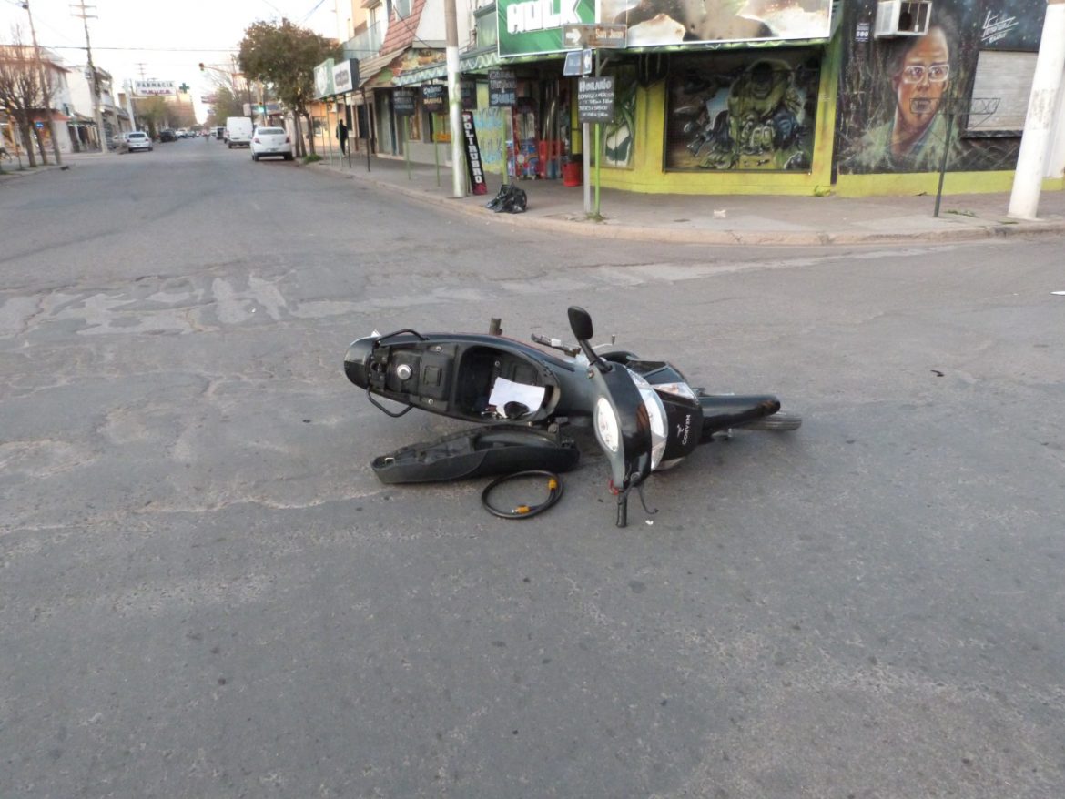 Una motociclista se fracturó una mano en un choque en Santa Rosa