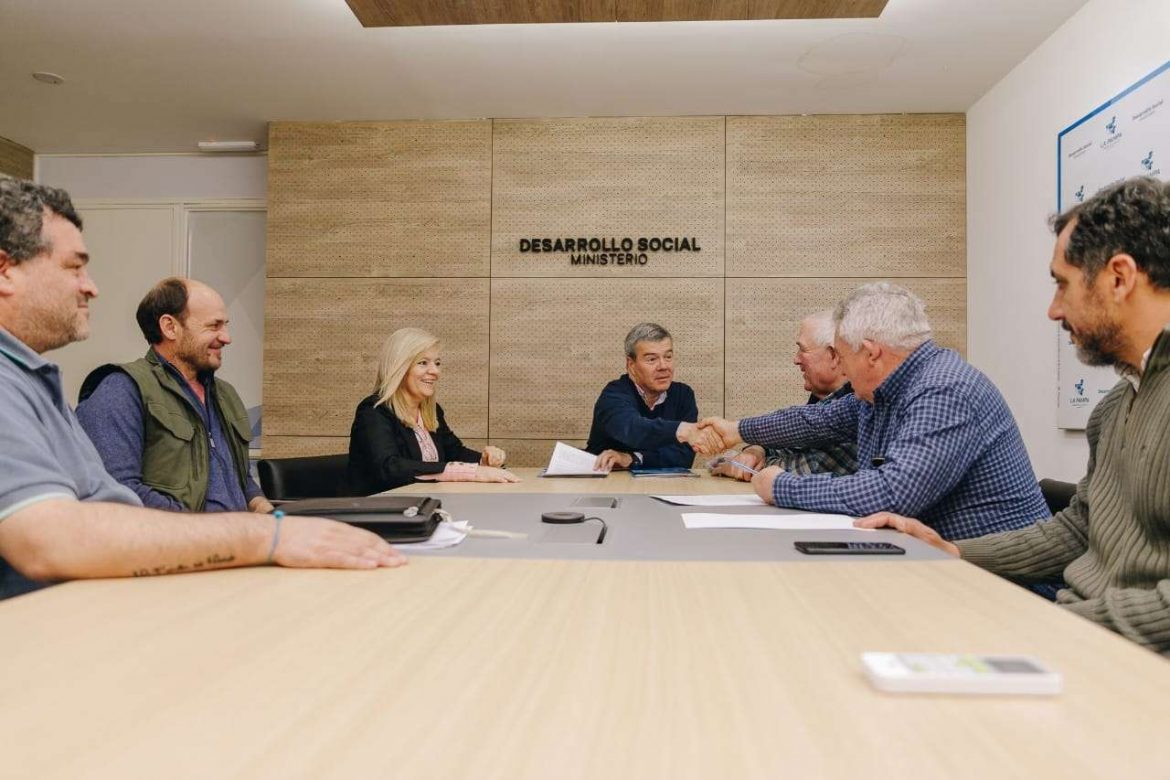 Red WENI: Álvarez entregó microcréditos a Productores Hortícolas y Alemanes del Volga